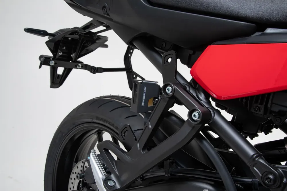 Markenprodukt SW-Motech Bremsflüssigkeitsbehälter-Schutz Schwarz. Yamaha Tracer 9 / GT (20-) / GT+ (22-).